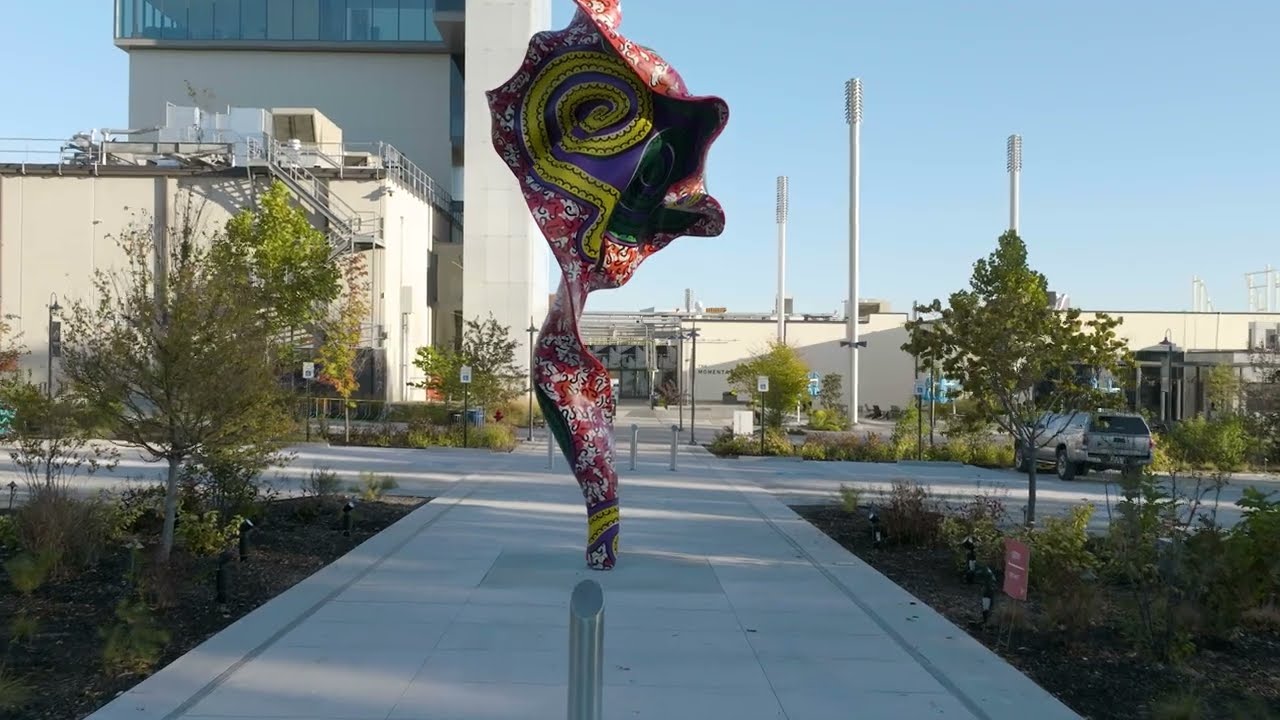 Wind Sculpture (SG) VIII by Yinka Shonibare, a tall patterned fabric-like sculpture on the walkway to the Momentary